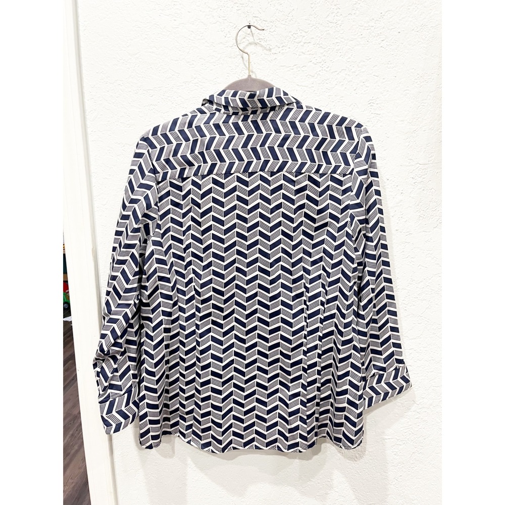 Foxcroft Geometric Wringle Free Cotton Fitted Button Down Shirt Size 12 Office - Picture 3 of 9